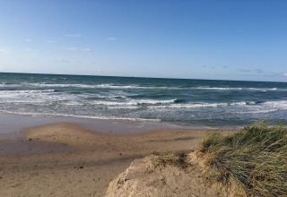 Mooi uitzicht op de kustlijn bij Hjørring, Denemarken, met strand, duinen en zee.