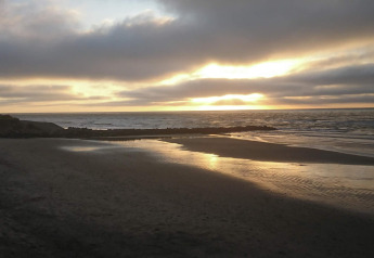 Zonsondergang aan het strand bij '7 person holiday home in Hjørring' in Denemarken met rustige zee.