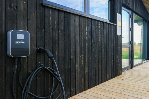 Elbil-oplader installeret på trævæg ved ferieboligen 7 person holiday home i Hjørring, Danmark.