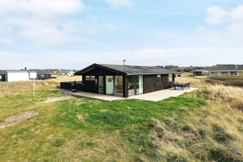 Sommerhus til 7 personer i Hjørring, Danmark, omgivet af åbne marker og moderne faciliteter udenfor.