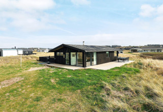 Sommerhus til 7 personer i Hjørring, Danmark, omgivet af åbne marker og moderne faciliteter udenfor.