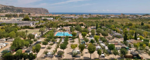 Luftaufnahme vom Ferienpark Wecamp Jávea in Valencia, Spanien, mit Pool und Blick auf das Mittelmeer.