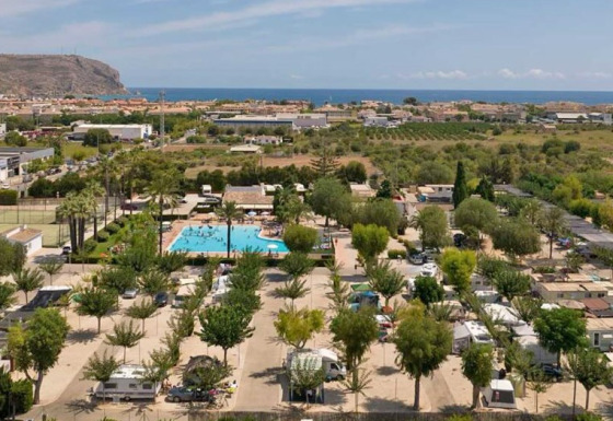 Vue aérienne du parc de vacances Wecamp Jávea à Valence, Espagne, avec piscine et vue sur la mer.