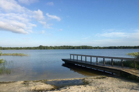Uitzicht op het meer met houten steiger bij het 8-persoons vakantiehuis in Ansager, Denemarken.