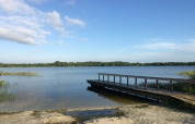 Vue sur le lac et une jetée en bois près de la maison de vacances pour 8 personnes à Ansager, Danemark.