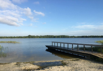 Vista al lago con embarcadero de madera en la casa de vacaciones para 8 personas en Ansager, Dinamarca.