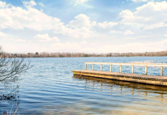 Ponton sur un lac paisible sous un ciel bleu, maison de vacances 8 personnes à Ansager, Danemark.