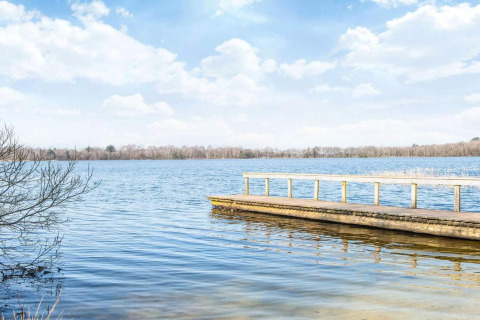 Ponton sur un lac paisible sous un ciel bleu, maison de vacances 8 personnes à Ansager, Danemark.