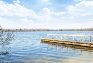 Steiger aan een vredig meer met blauwe hemel, 8-persoons vakantiewoning in Ansager, Denemarken.
