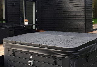 Afgedekte jacuzzi op het terras van het ‘8-persoons vakantiehuis in Ansager’ in Denemarken.