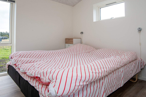 Dormitorio en casa de vacaciones para 8 personas en Ansager, Dinamarca, con cama doble y paredes blancas.