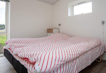 Dormitorio en casa de vacaciones para 8 personas en Ansager, Dinamarca, con cama doble y paredes blancas.