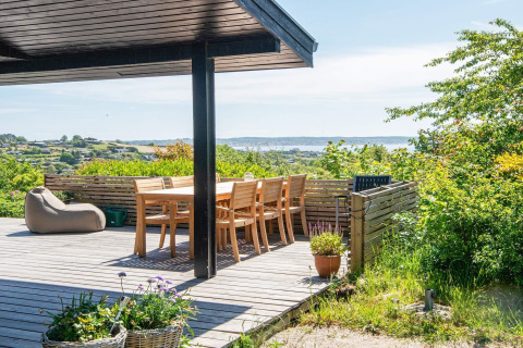 Solrig terrasse ved 