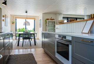 Cuisine moderne et salle à manger du '8 person holiday home in Ebeltoft', Danemark, avec vue sur la nature.