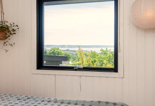 Vue depuis la fenêtre d'une chambre d’une maison de vacances 8 personnes à Ebeltoft, Danemark, sur la mer