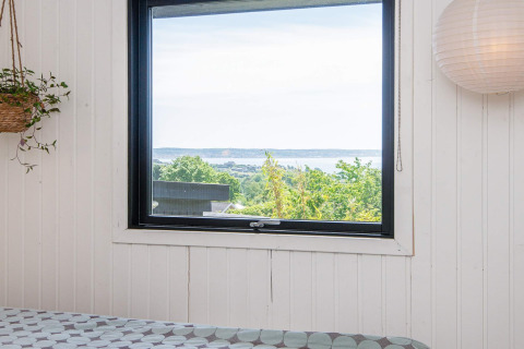 Vue depuis la fenêtre d'une chambre d’une maison de vacances 8 personnes à Ebeltoft, Danemark, sur la mer