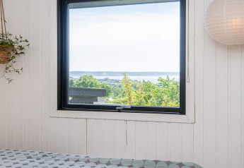 Uitzicht vanuit slaapkamerraam van 8-persoons vakantiehuis in Ebeltoft, Denemarken, met zeezicht
