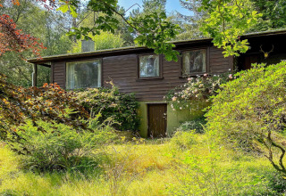 Acogedora casa de vacaciones para 4 personas en Reksteren, Dinamarca, rodeada de naturaleza verde.