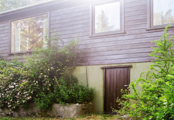 Vue extérieure du gîte pour 4 personnes à Reksteren, Danemark, avec façade en bois et verdure.