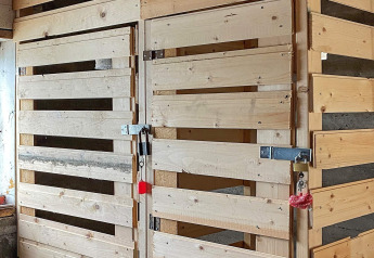 Porte in legno con lucchetti e chiavi in una casa vacanze a Reksteren, Danimarca.
