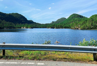 Uitzicht op een meer en groene heuvels vanaf de weg bij 4-persoons vakantiehuis in Reksteren, Denemarken.