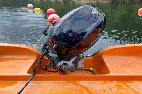 Motor fuera de borda Yamaha en barco naranja junto a un lago, foto en casa vacacional de 4 personas en Reksteren.