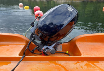 Motore fuoribordo Yamaha su barca arancione su lago, foto fatta al 4 posti vacanza Reksteren.