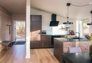 Moderne keuken en inkom in een vakantiehuis voor 5 personen in Ans By, Denemarken, met hout en licht.