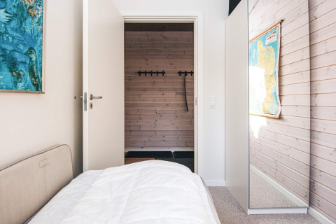 Dormitorio en casa de vacaciones para 5 personas en Ans By, Dinamarca, puerta abierta y decoración.