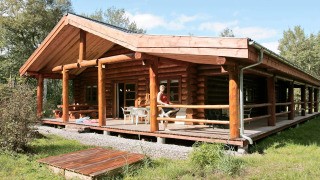 Stor bjælkehytte til 10 personer i Hadsund med overdækket terrasse og naturskøn beliggenhed.