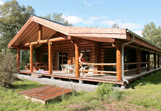 Grand chalet de vacances pour 10 personnes à Hadsund avec terrasse couverte et vue sur la nature.