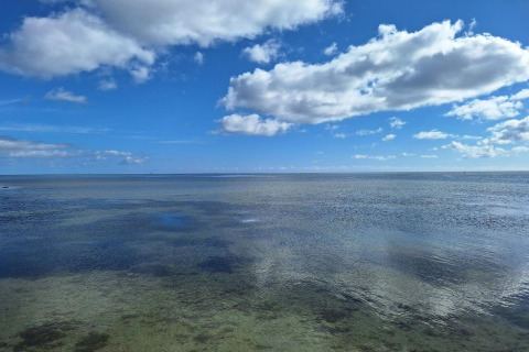 Vue sur la mer claire et le ciel bleu avec des nuages depuis la maison de vacances 10 personnes à Hadsund, Danemark.