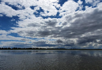 Bewolkte lucht weerspiegelt in het water bij het 10-persoons vakantiehuis in Hadsund, Denemarken.