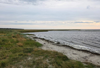 Vista costera cerca de la casa de vacaciones para 10 personas en Hadsund, Dinamarca, con playa y agua.