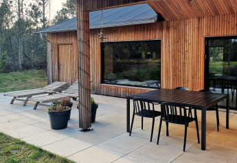 Terrasse extérieure d’une maison de vacances 8 personnes à Ålbæk, Danemark, avec mobilier de jardin.