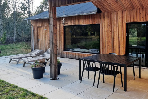 Buitenterras aan 8-persoons vakantiehuis in Ålbæk, Denemarken, met tuinset en ligzetels.