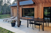 Buitenterras bij 8-persoons vakantiehuis in Ålbæk, Denemarken, met tuinmeubilair en ligstoelen.