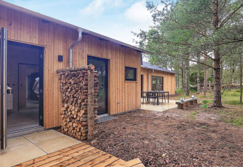 Vakantiehuis voor 8 personen in Ålbæk, Denemarken met houten terras, open haardhout en bosrijke tuin.