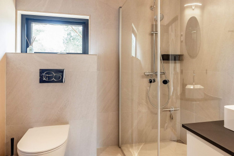 Moderne badkamer in een vakantiewoning voor 8 personen in Ålbæk, Denemarken, met douche en toilet.