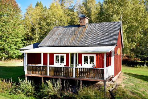 Gemütliches rotes Ferienhaus in Sunnemo mit Veranda, von Bäumen umgeben, für 7 Personen.