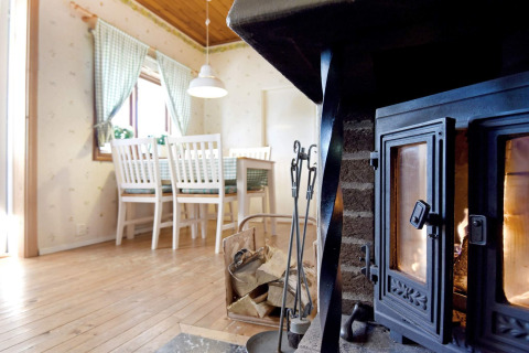 Hyggelig stue i chalet '7 person holiday home in Sunnemo' med brændeovn og spiseområde i Sverige.