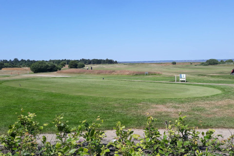 Uitzicht op de golfbaan bij het verblijf 'Seaside Escape in Ho Bay' in Denemarken op een zonnige dag.