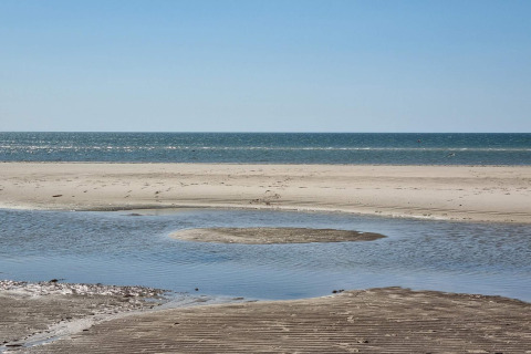 Zicht op strand en zee bij Ho Bay, Denemarken, vanaf het huisje 'Seaside Escape in Ho Bay'.