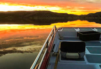 Zonsondergang op woonboot 38508-FISKHOLMEN in Denemarken, kleurrijke reflectie in het rustige water.