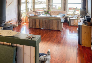 Lichte leefruimte op woonboot 38508-FISKHOLMEN in Denemarken met houten vloer en rustiek interieur.
