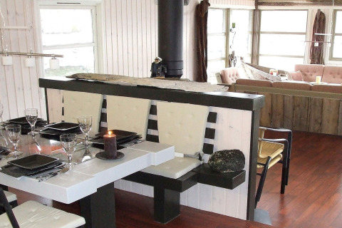 Comedor y sala de estar modernos en la casa flotante 38508-FISKHOLMEN en Dinamarca, bien decorados.