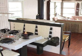 Modern ingerichte eetkamer en woonkamer op woonboot 38508-FISKHOLMEN in Denemarken, sfeervol ingericht.