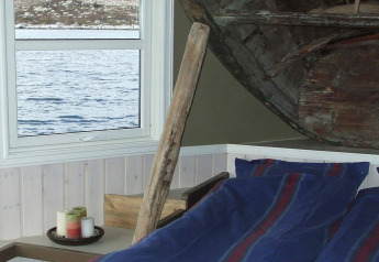 Slaapkamer op woonboot '38508-FISKHOLMEN' in Denemarken met waterzicht en unieke bootinrichting.
