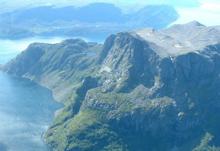 Bergachtig uitzicht met rotsen en water, genomen vanaf woonboot «38508-FISKHOLMEN» in Denemarken.