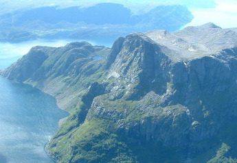 Bergachtig uitzicht met rotsen en water, genomen vanaf woonboot «38508-FISKHOLMEN» in Denemarken.